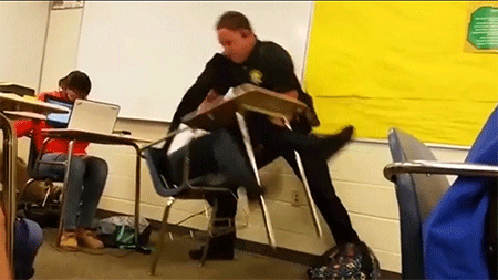 Un policía agrede a una adolescente negra en clase Un nuevo caso de abuso policial hacia afroamericanos en EEUU